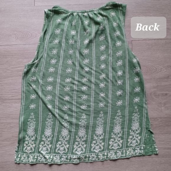 🍀 Lucky Brand Sleeveless Top Size M Green and Cream Floral Butterfly Pattern - Picture 11 of 12